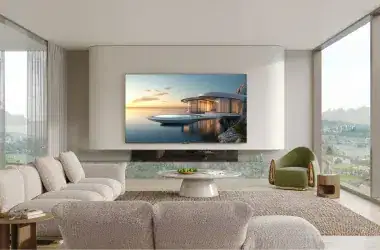 1. Televisão moderna de grande tela em sala de estar com vista panorâmica.