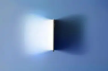 TV-fjärrkontroll med LED-ljus och skugga, teknologi och innovation.