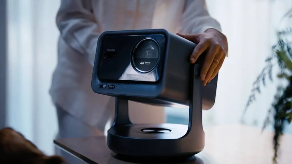Hisense mostra produtos que vão chegar ao brasil em 2025 Projetor c2 ultra da hisense