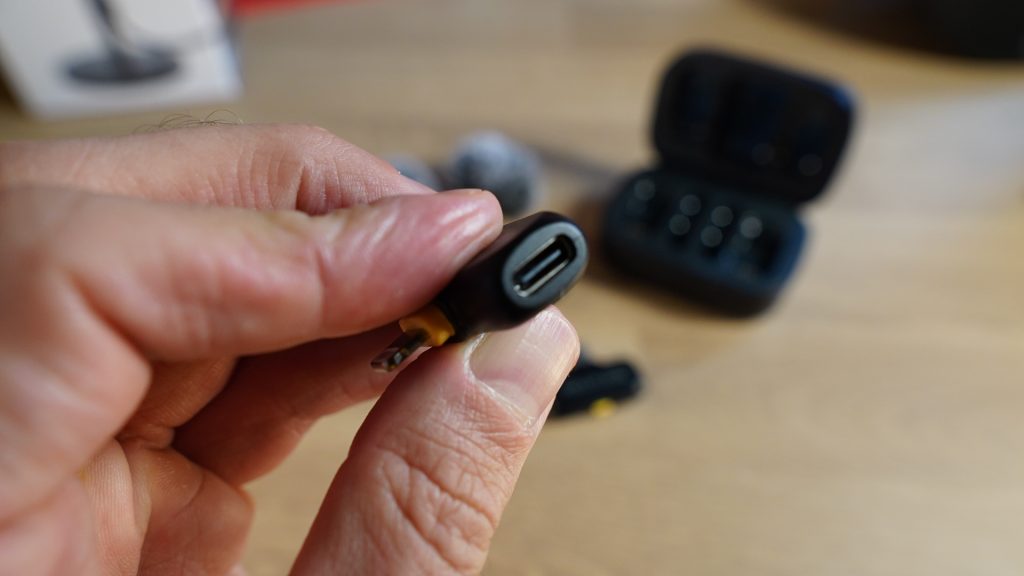 レビュー:Hollyland Lark A1、2025年最高の価値あるワイヤレスマイクキット 送信機を持つ手