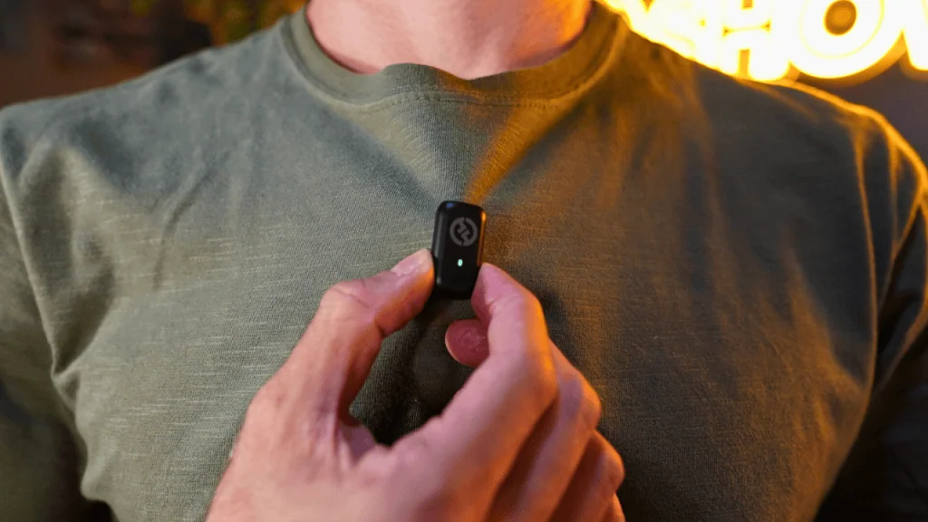 Review: hollyland lark a1, o kit de microfones sem fio com melhor custo-benefício de 2025 Um homem segurando um microfone na camisa