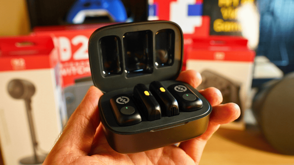 レビュー:Hollyland Lark A1、2025年最高の価値あるワイヤレスマイクキット マイクが内蔵された充電ケースを持っている人