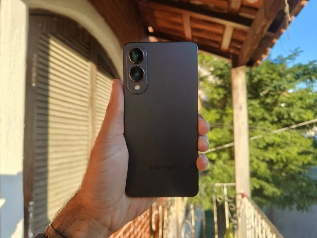 Review: galaxy s25 edge vai fazer você desejar um smartphone ultrafino Traseira do galaxy s25 edge