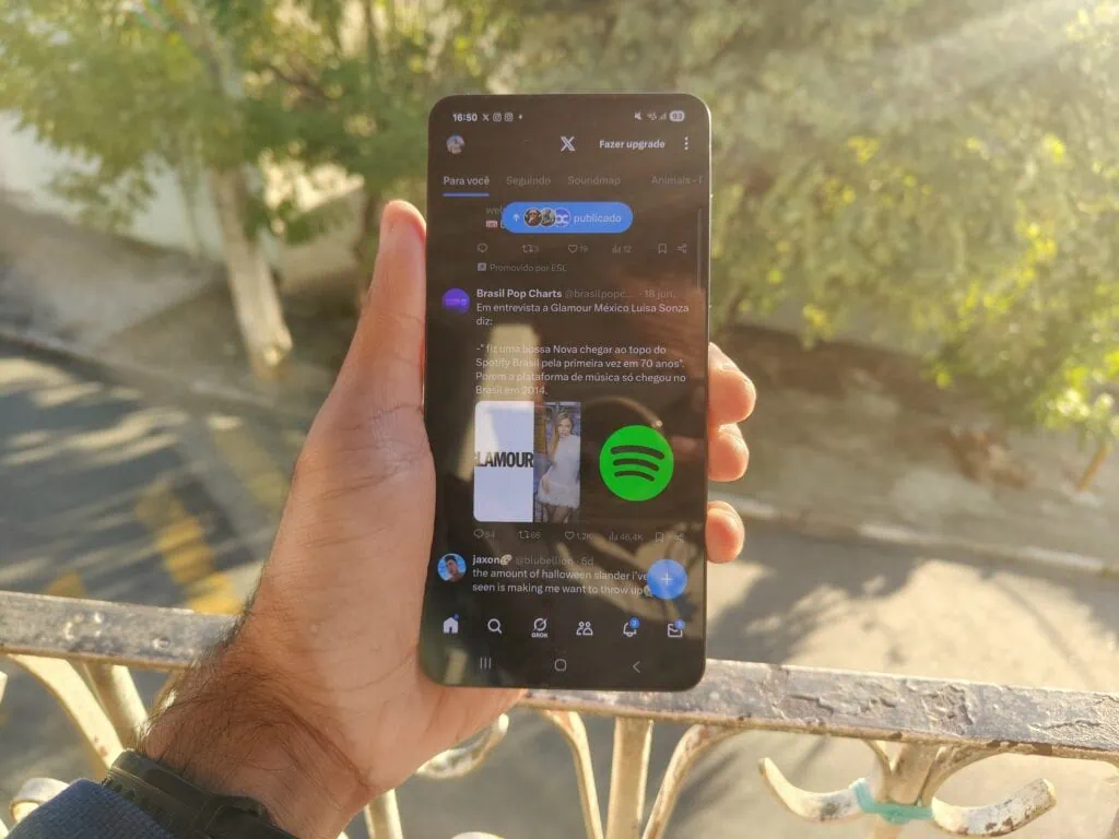 Review: galaxy s25 edge vai fazer você desejar um smartphone ultrafino Tela do galaxy s25 edge sob o sol