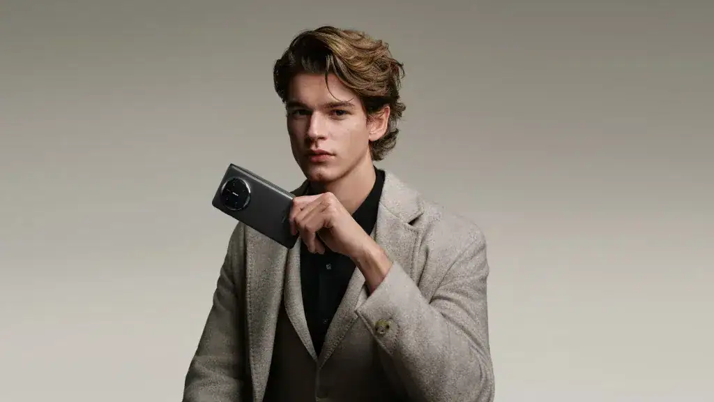 مع Mate X6 وMate XT Ultimate Design، هواوي تطلق الهواتف الذكية المتميزة مرة أخرى في البرازيل مع هاتفي Mate X6 وMate XT Ultimate Design، تُطلق هواوي هواتف ذكية فاخرة في البرازيل مجددًا. يُمثل هذان الهاتفان عودة الشركة إلى البرازيل بعد ست سنوات، ويتميزان بوضع الشاشة الثلاثية، وكاميرات عالية الجودة، ونظامها الخاص بعد حظر جوجل.