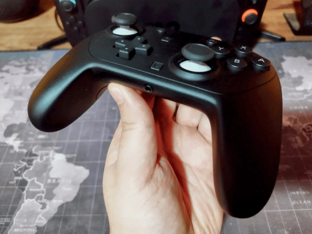 Review: controle pro e câmera do nintendo switch 2, como a nova dupla pode mudar a forma de jogar Entrada do fone de ouvido no controle pro do switch 2