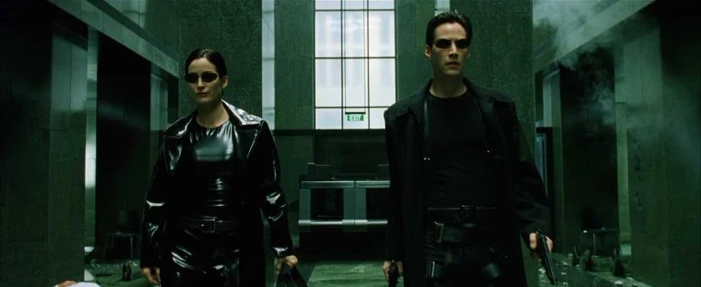 Melhores filmes de ação: carrie-anne moss e keanu reeves em cena do filme matrix