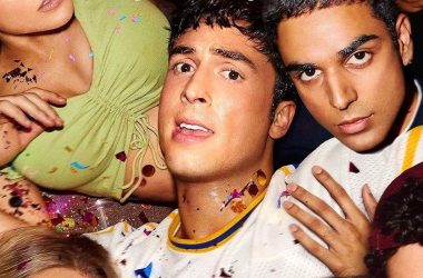 Pôster da série overcompensating com o ator benito skinner