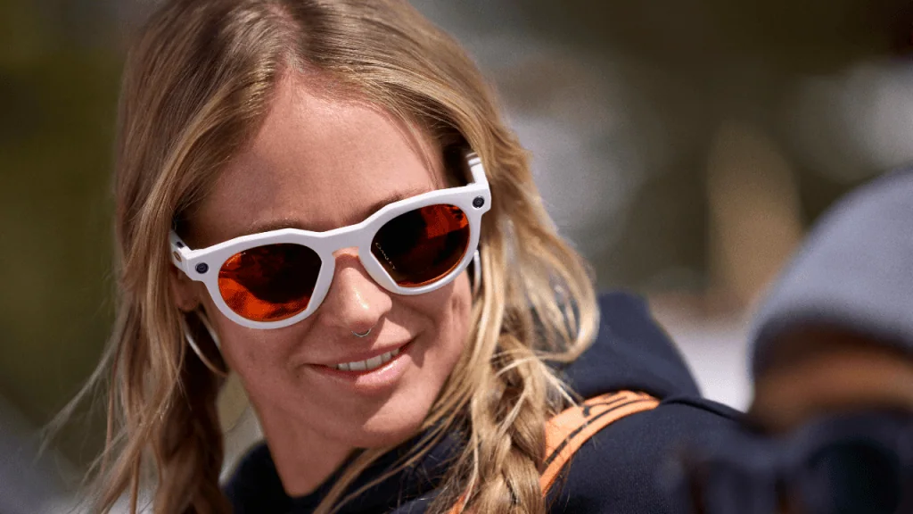 Oakley meta é anunciado com bateria de 8h e gravação de vídeo em 3k Mulher usando oakley meta hstn