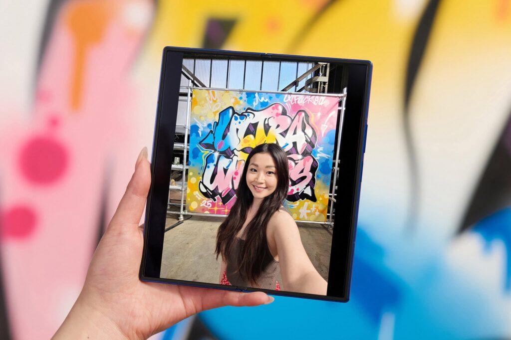 갤럭시 언팩: 삼성, 갤럭시 Z 폴드7, Z 플립7, Z 플립7 FE 출시 갤럭시 Z 폴드7을 사용하는 여성