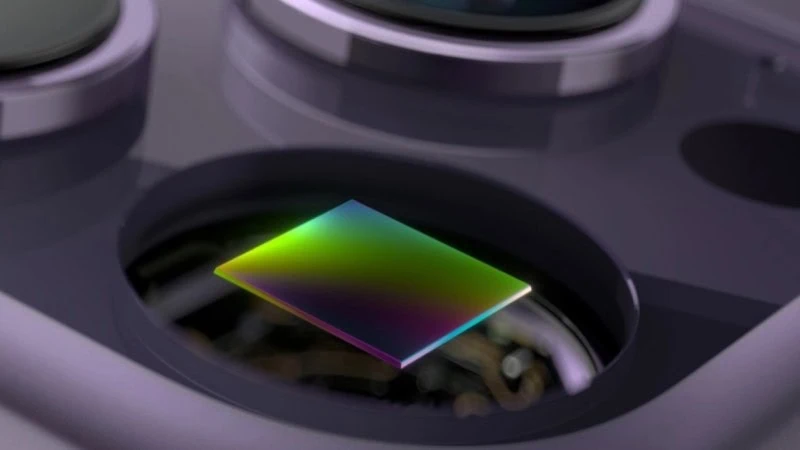 Her cep telefonu kamerasının ne işe yaradığını anlayın (lensler ve avantajları) Bir cep telefonu lens sensörünün çok yakın çekim görüntüsü.