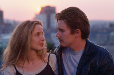 Julie delpy e ethan hawke em cena de antes do amanhecer, um dos melhores filmes de romance de todos os tempos