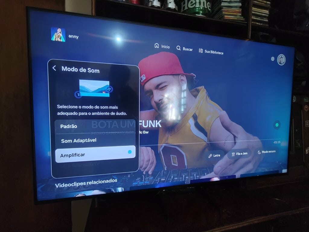 المراجعة: يعد تلفزيون Samsung QLED 4K Q7F الذكي خيارًا جيدًا لجميع أفراد الأسرة. التحكم في مستوى الصوت في تلفزيون سامسونج الذكي Q7F