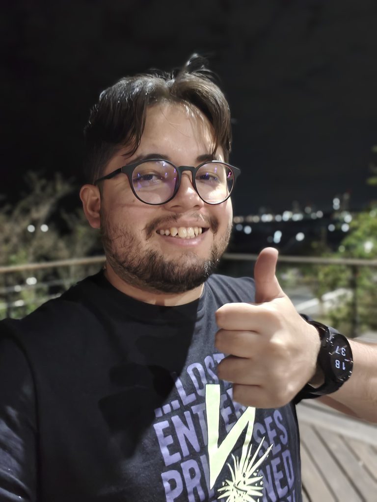 Selfie com o motorola edge 60 pro à noite