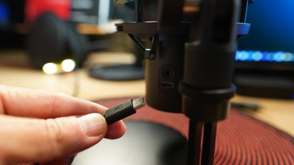 Review: HyperX Quadcast 2 S Brings High-Quality Audio and Revamped RGB Visuals Rear of the Quadcast 2 S with the USB Type-C port and the P2 (3,5mm) input for headphones / image: showmetech