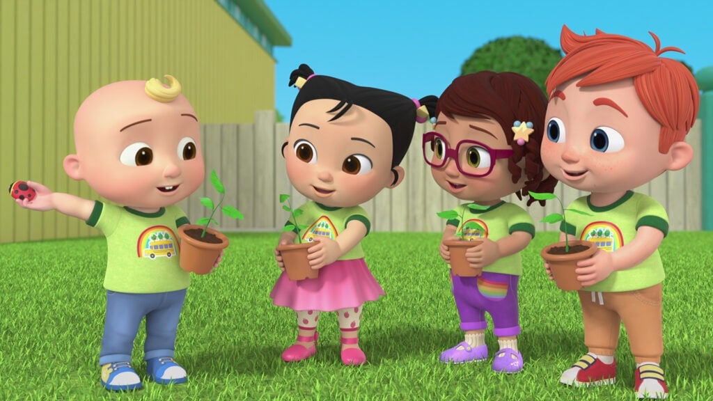 Crianças brincando com plantas em jardim, personagens animados, cenário ao ar livre.