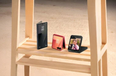 Três modelos de smartphones galaxy z flip7, z fold7 e z flip7 fe em exibição sobre uma estrutura de.
