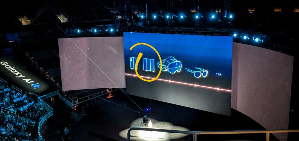 Jay kim, chefe de experiência do cliente da samsung, exibindo primeira imagem de trifold da samsung