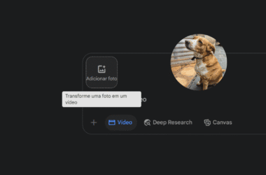 En hund som sitter bredvid en trädörr, ett sött och lojalt husdjur.