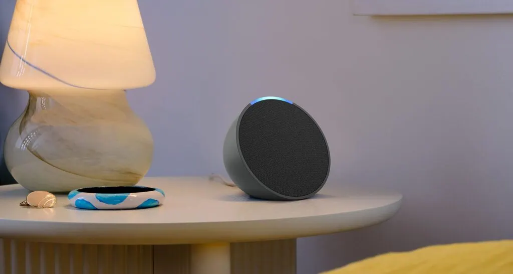 Esquenta prime day 2025 já tem descontos em produtos amazon de até 45% Echo pop de última geração sobre uma mesa de sala de estar