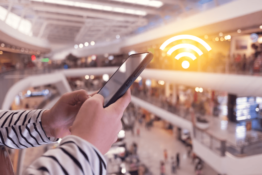 A vpn protege seus dados em redes wi-fi públicas, evitando que invasores capturem informações como senhas e dados bancários. Foto: reprodução / weareourti.