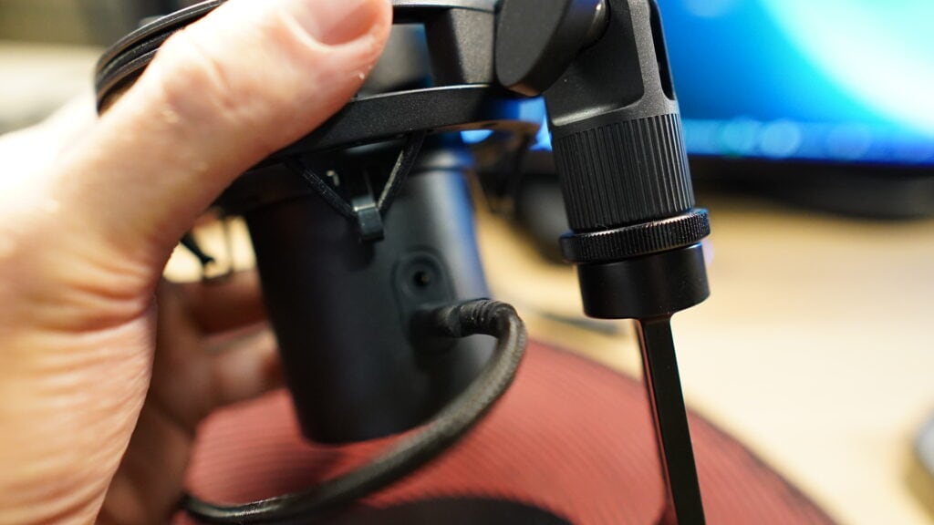 Review: hyperx quadcast 2 s traz áudio de altíssima qualidade e visual rgb renovado O microfone permite instalar braços articulados e outros suportes profissionais / imagem: showmetech