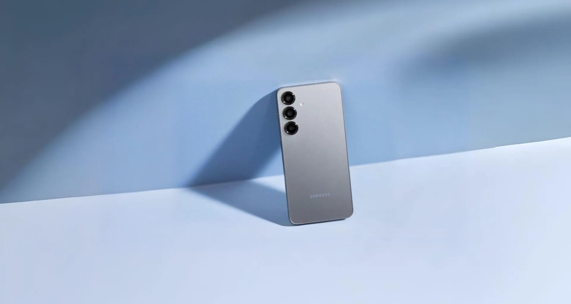 Samsung Galaxy smartphone camera with triple lens, modern design and light gray finish.