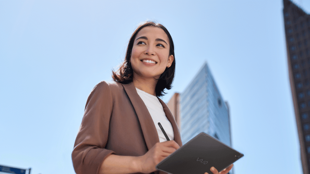 Mulher usando tablet tl12 da vaio