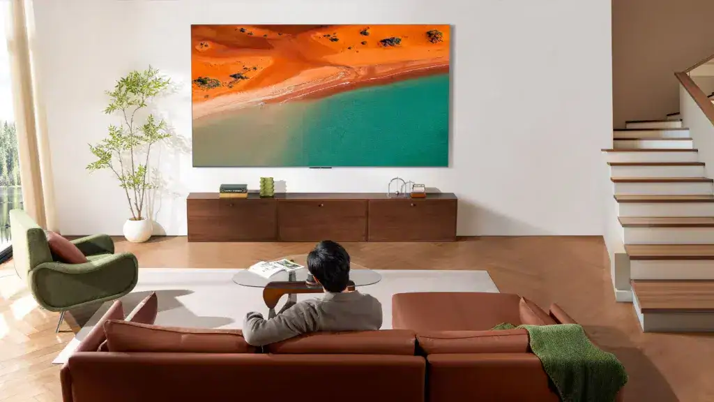 Veja as vantagens da smart tv tcl premium 4k qd-mini led c8k Homem usando tcl c8k