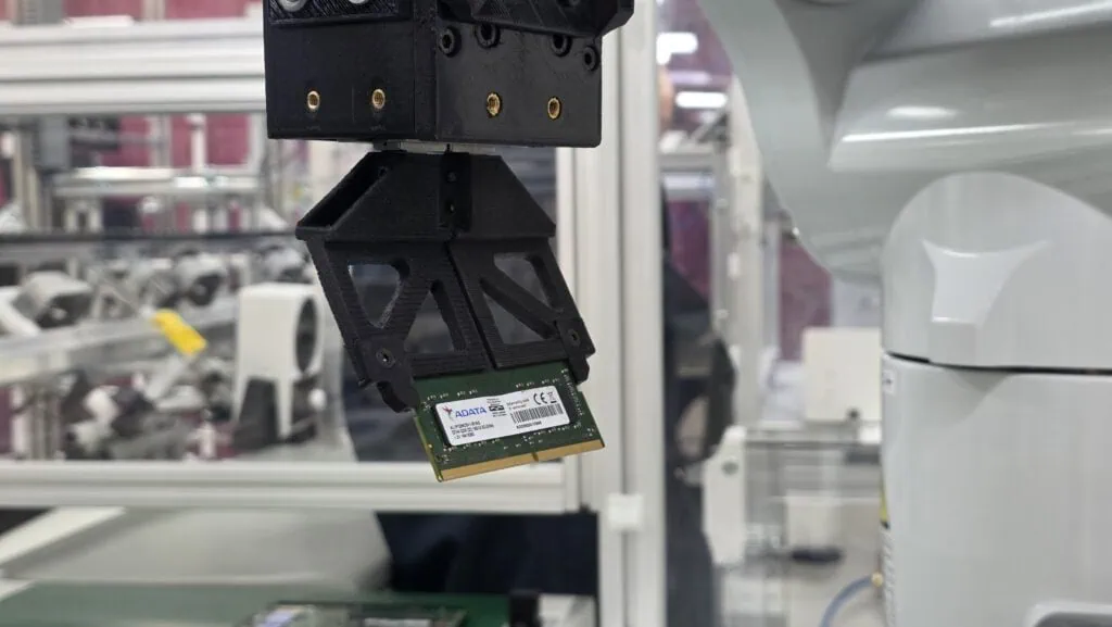 Lenovo mostra fábrica de notebooks e desktops no brasil Lenovo mostra fábrica de notebooks e desktops no brasil