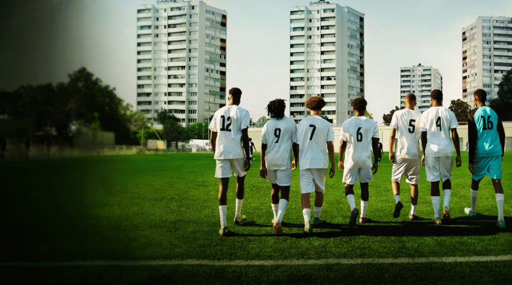 ראו מה מגיע ל-HBO Max באוגוסט 2025. תמונה פרסומית של "עכשיו או לעולם לא": FC Montfermeil / מקור: HBO Max