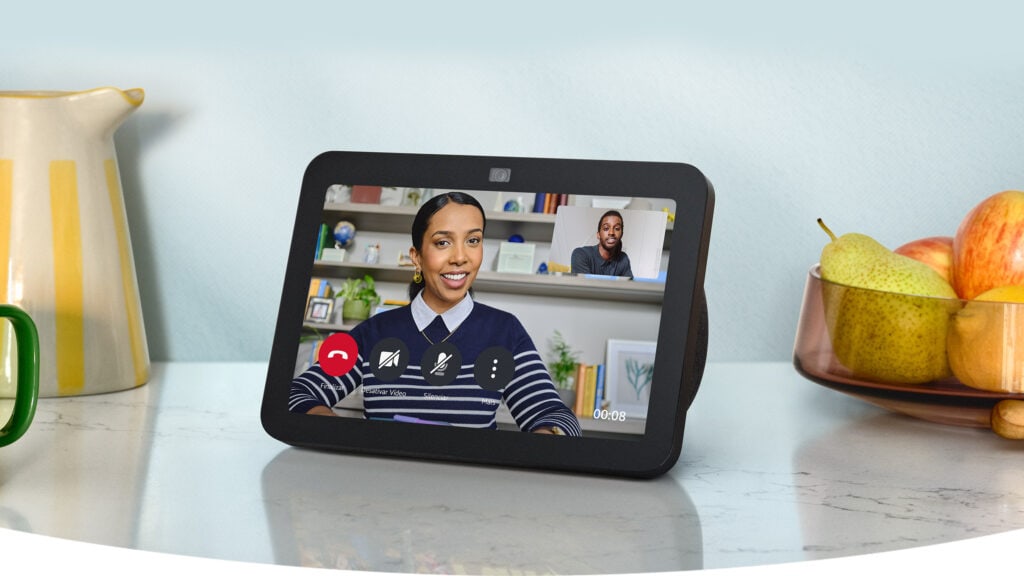 Video chamada com assistente inteligente em dispositivo de alta tecnologia.