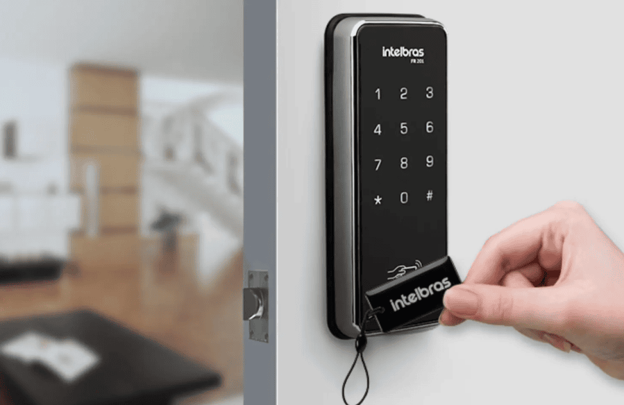 Tecnologia de controle de acesso com teclado eletrônico intelbras na porta.