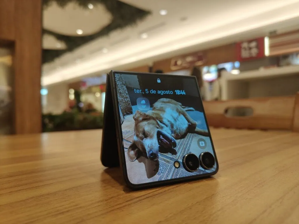 Review: galaxy z flip7 tem telas maiores, mais bateria e muita ia Lentes principais do galaxy z fold7