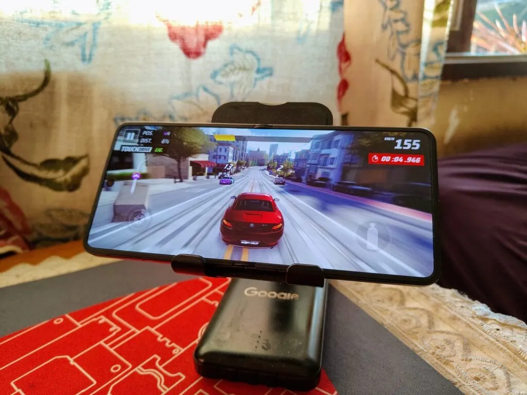 Review: galaxy z flip7 tem telas maiores, mais bateria e muita ia Galaxy z flip7 rodando asphalt 9