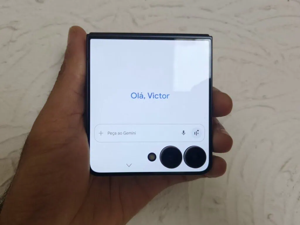 Review: galaxy z flip7 tem telas maiores, mais bateria e muita ia Gemini na tela externa do galaxy z flip7