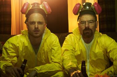 Cena de breaking bad, uma das melhores séries na netflix com os atores aaron paul e bryan cranston