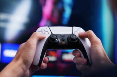 Jogador jogando com dualsense de ps5