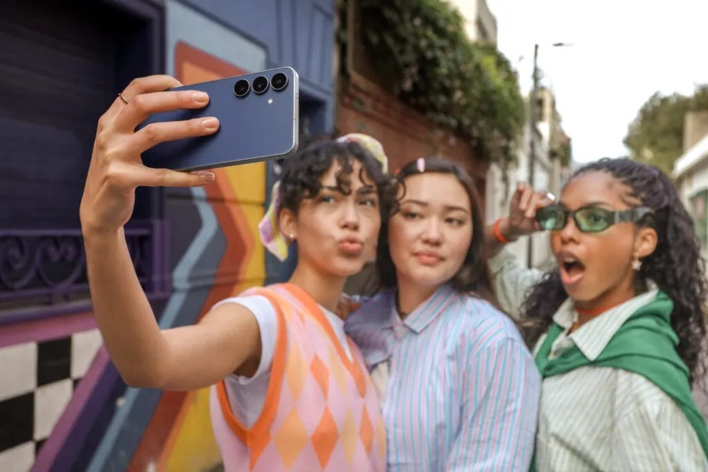 Samsung lança galaxy s25 fe, tab s11/ s11 ultra e tab s10 lite no brasil Meninas usando galaxy s25 fe