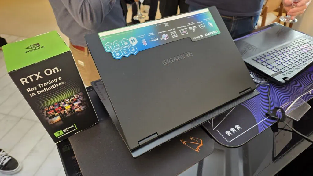Notebook gigabyte a16 chega com rtx 5060 no brasil Tampa do gigabyte a16