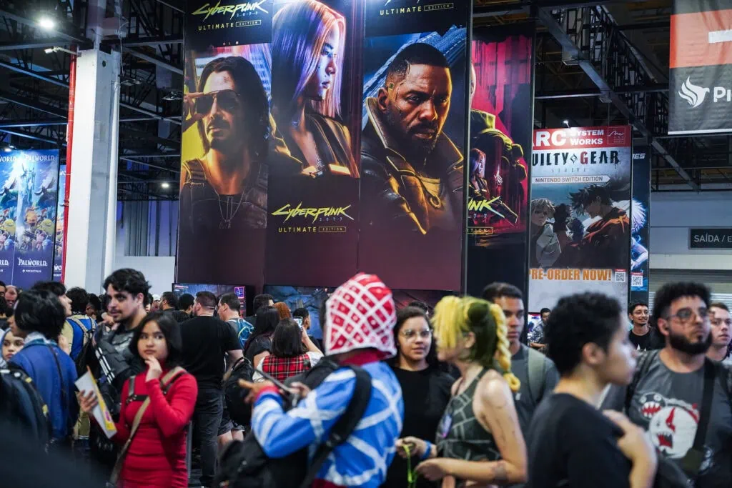 Tudo sobre a bgs 2025: como chegar, atrações e dicas para aproveitar o evento Estande de cyberpunk 2077 na bgs 2024