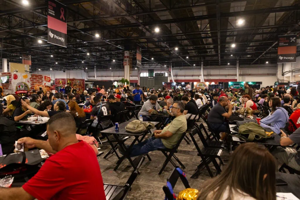 Tudo sobre a bgs 2025: como chegar, atrações e dicas para aproveitar o evento Praça de alimentação da bgs 2024