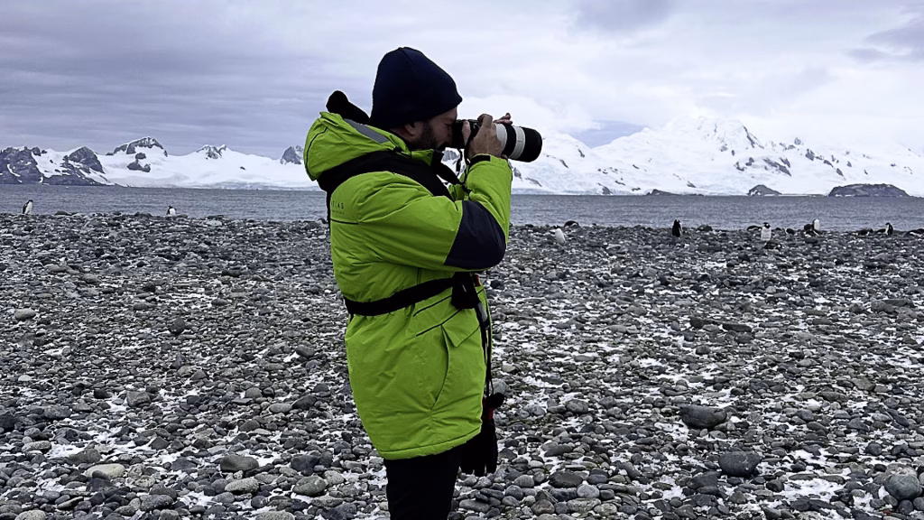 Aventuras na antartica: uma viagem de descobertas David kamkhagi fotografando pinguins