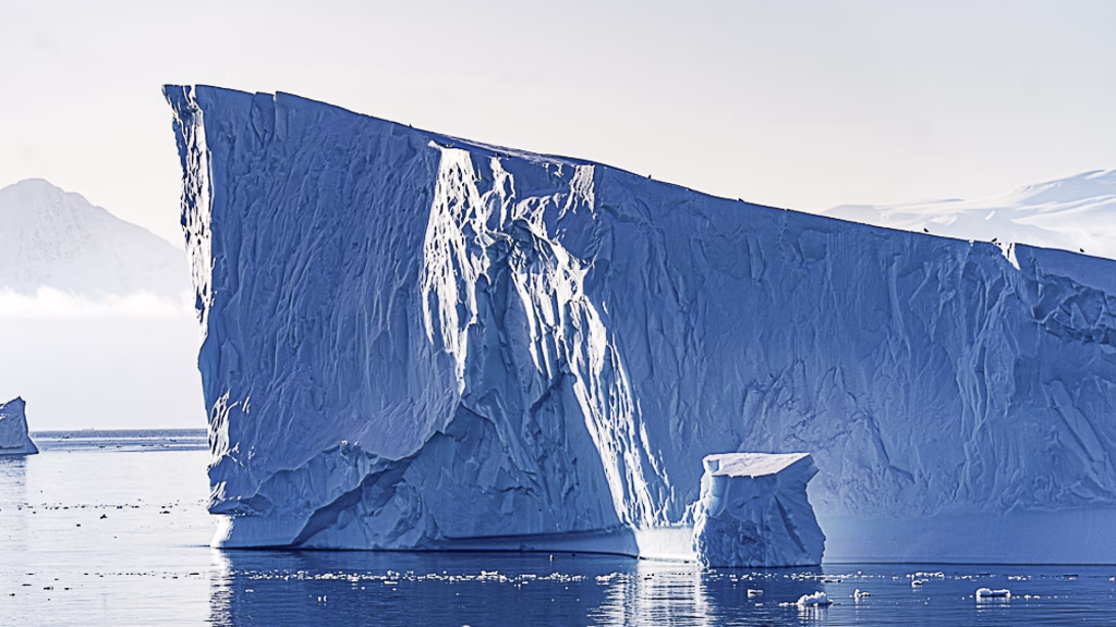 Aventuras na antartica: uma viagem de descobertas Iceberg flutuando no oceano
