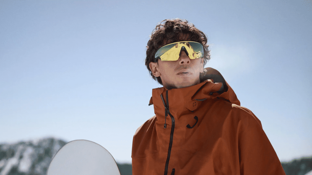 O oakley meta vanguard tem câmera central "action cam" para uso em esportes radicais
