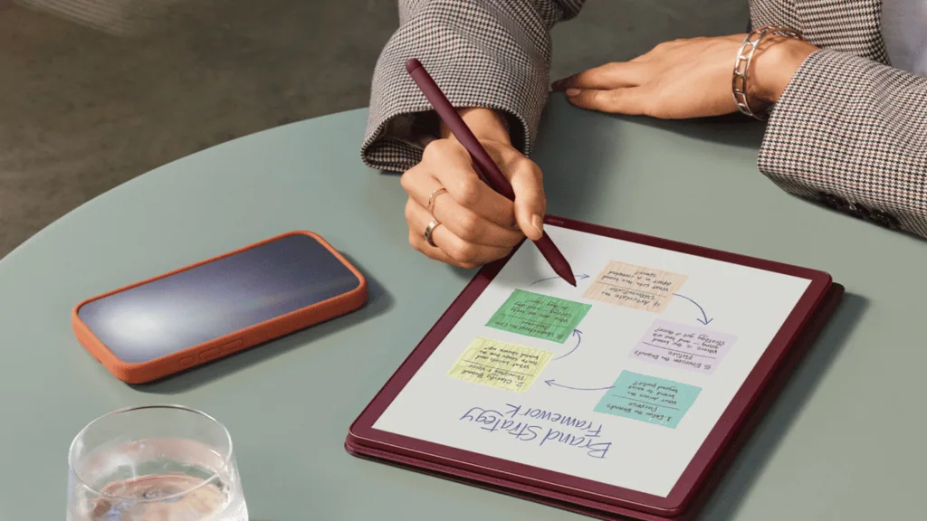Amazon lança 3 novos kindles com tela colorida e caneta Mulher usando kindle scribe colorsoft