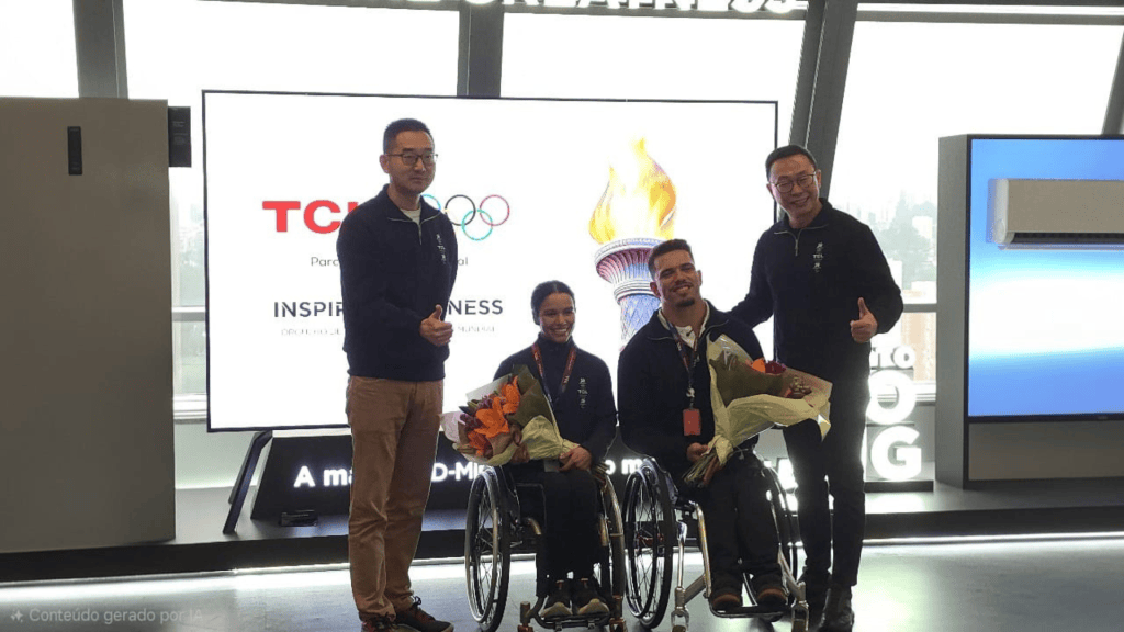 Tcl apresenta atletas brasileiros selecionados para o team tcl Aline rocha e cristian ribera recebendo convite para o team tcl