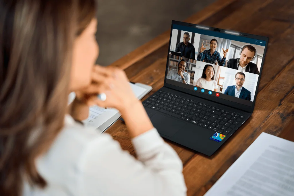 Notebooks positivo vision r15m, c15m e i15m têm tela interativa no teclado. Conheça Mulher fazendo videochamadas em notebooks vision da positivo