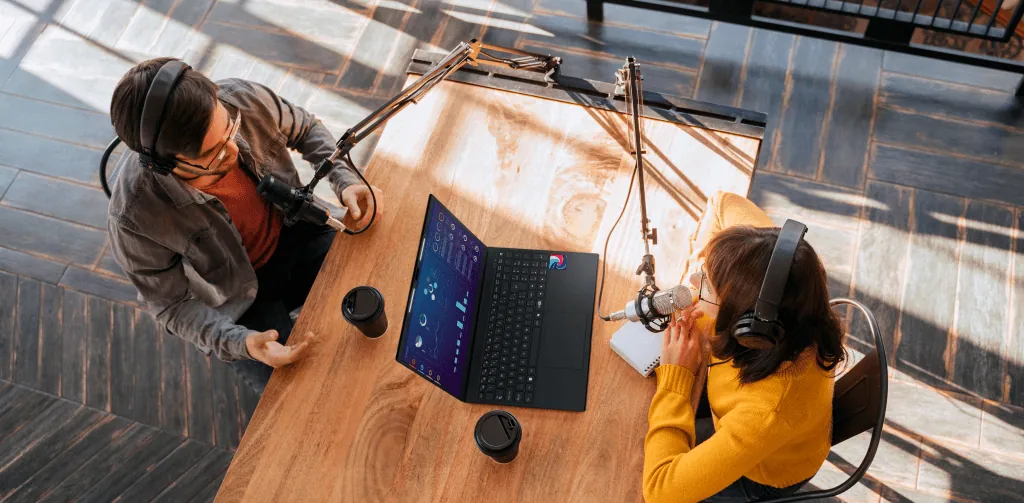 Notebooks positivo vision r15m, c15m e i15m têm tela interativa no teclado. Conheça Jovens usando notebooks vision r15m da positivo