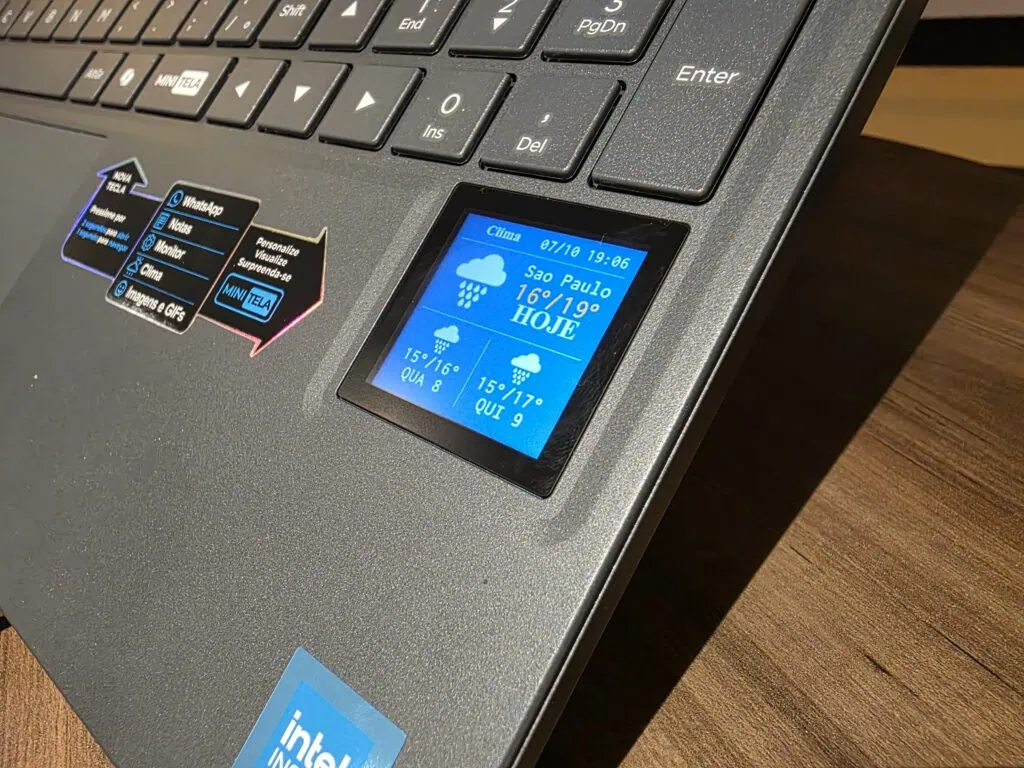 Notebooks positivo vision r15m, c15m e i15m têm tela interativa no teclado. Conheça Notebooks positivo vision r15m, c15m e i15m têm tela interativa no teclado. Conheça. Minitela que permite ver mensagens, dados de clima e gifs animados. Notebooks têm cpus amd ryzen e intel celeron, até 32 gb de ram, até 512gb de ssd e windows 11 ou linux. Saiba mais